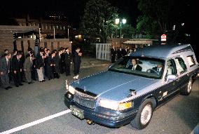 Car carrying body of Obuchi passes by premier's official residen